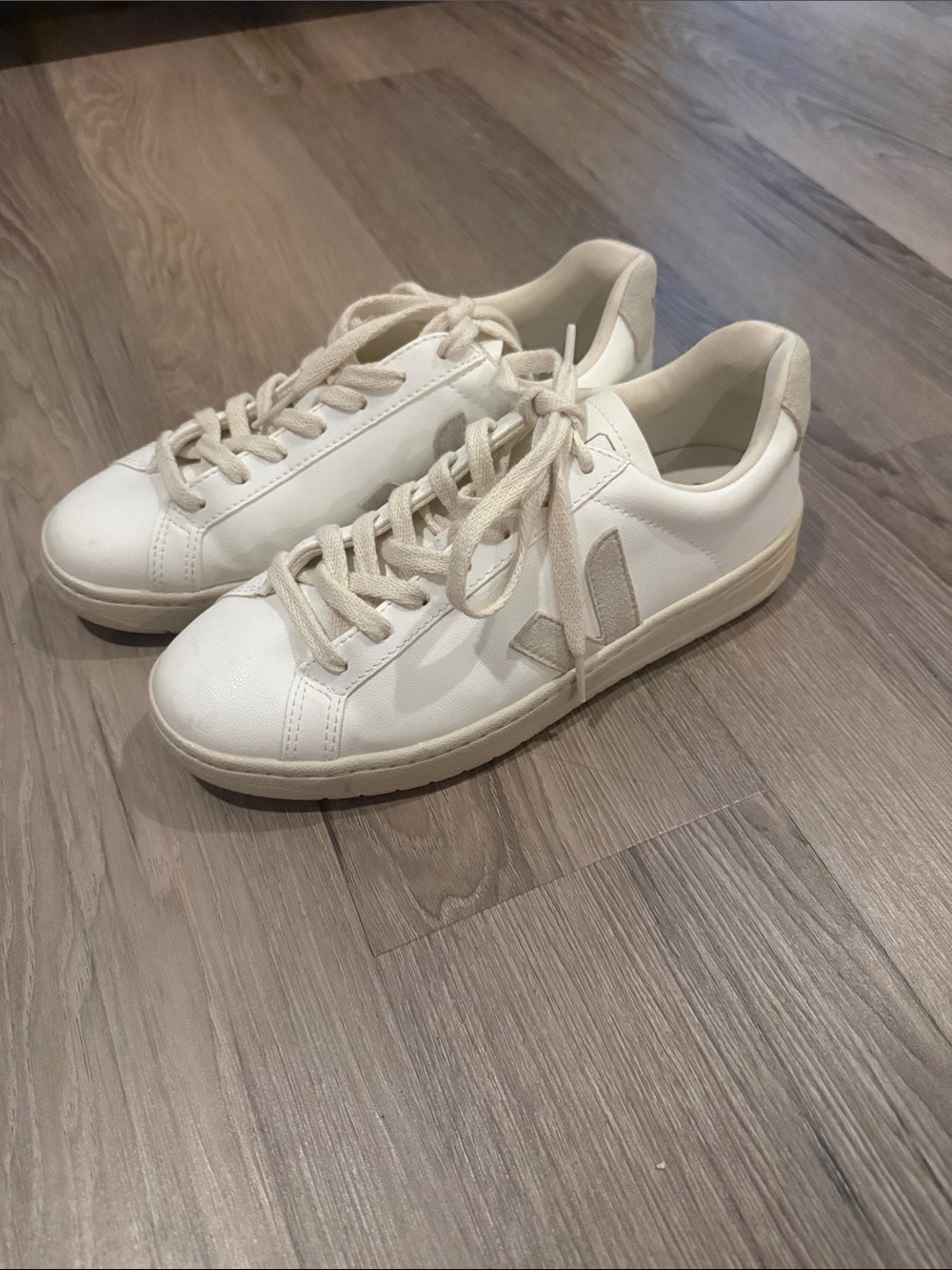 Veja Women's Low-Top Sneakers in White and Cream